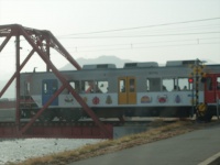 電車が通る赤い鉄橋
