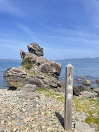 海にそびえ立つ人面岩