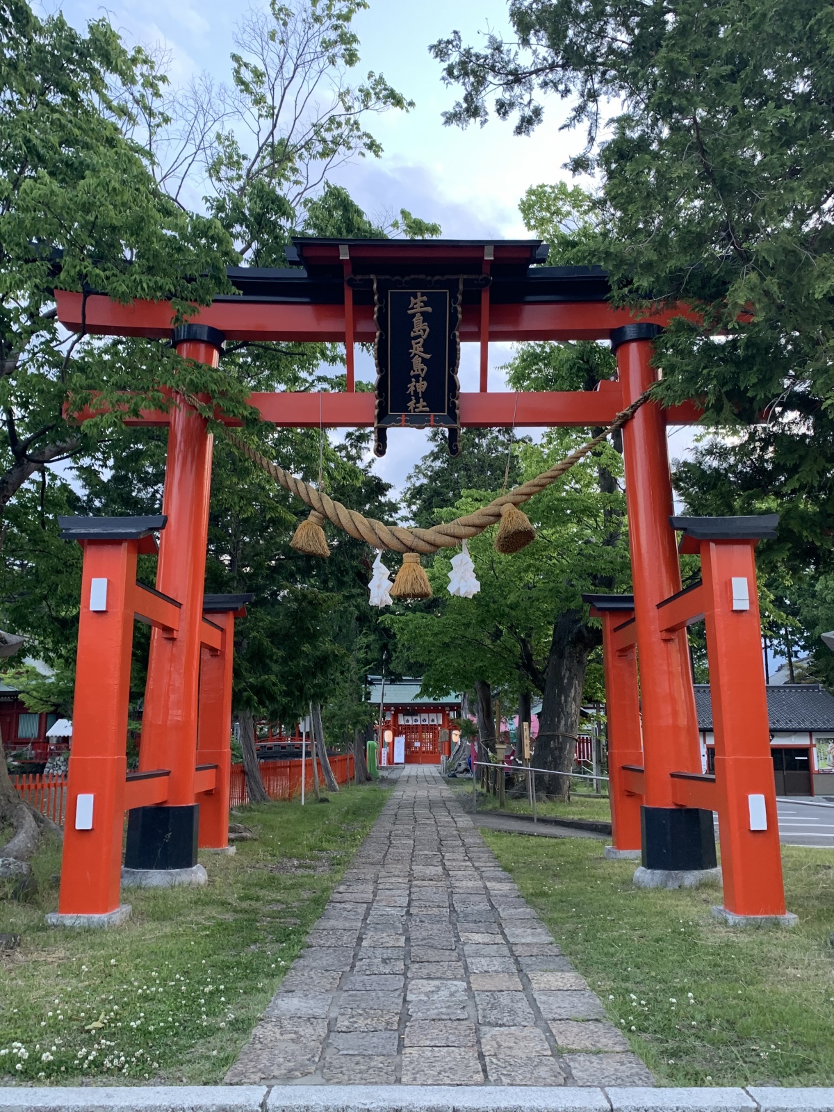 【目を引く赤と池のコントラスト】生島足島神社