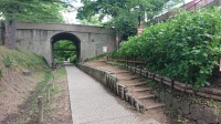 堀から鉄路、遊歩道へ（公園前駅跡）