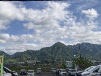 雲の切れ間の青空と上田市の車社会を物語る一枚