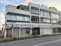 シャッターがすべてしまっている商店街